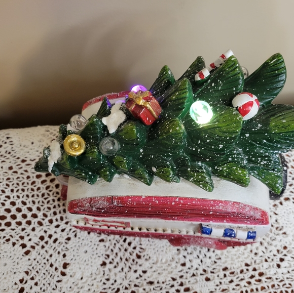 Adorable Christmas Camper with Flashing Lights 🥰 - Picture 4 of 12